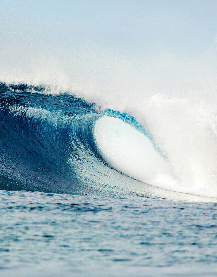 INDONESIA, Mentawai Islands, Kandui Resort, a breaking wave, Bankvaults