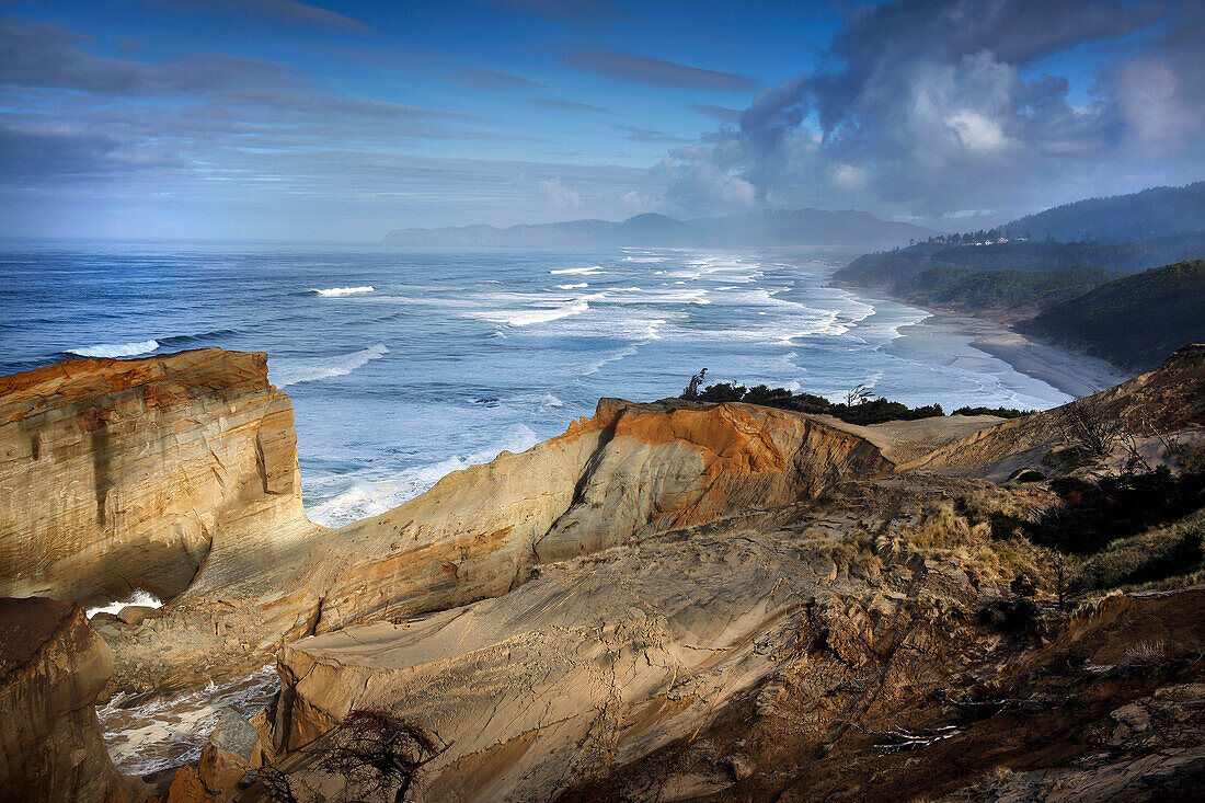 USA, Oregon, Pacific City, a view down the coastline of Pacific City Beach