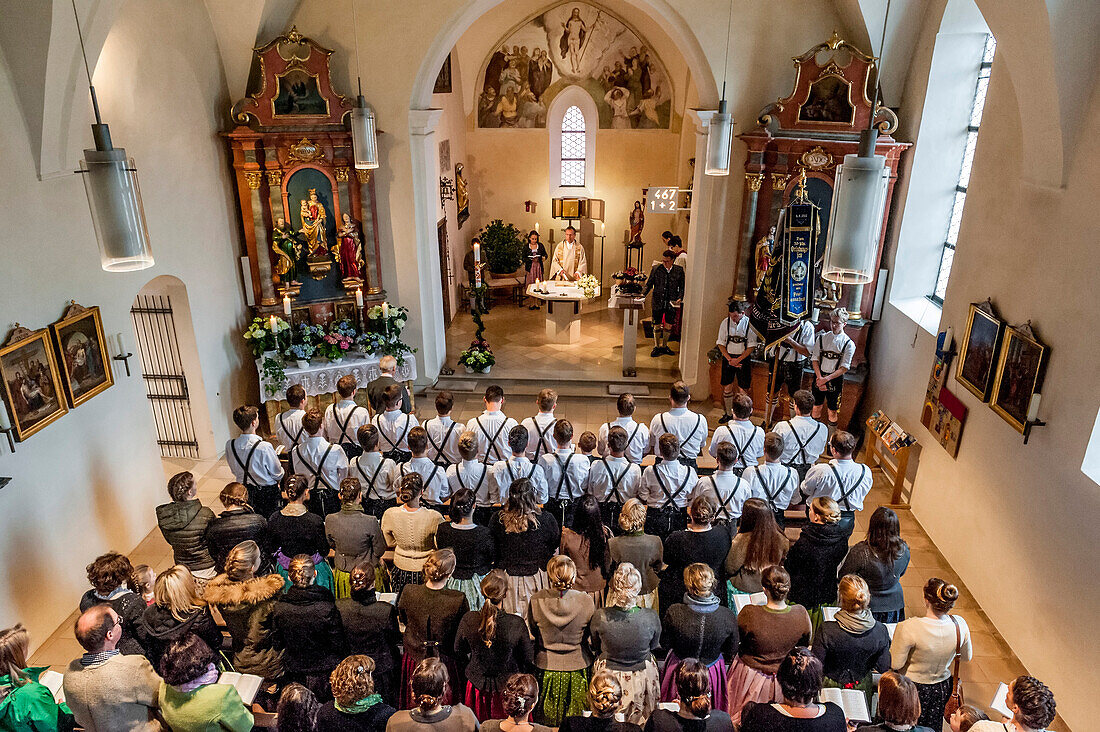 Gottesdienst, Tracht, Maibaum-Aufstellen, Maibaum, Burschenverein, Tradition, Rituale, Frühling, Egmating, Bayern, Deutschland, Europa