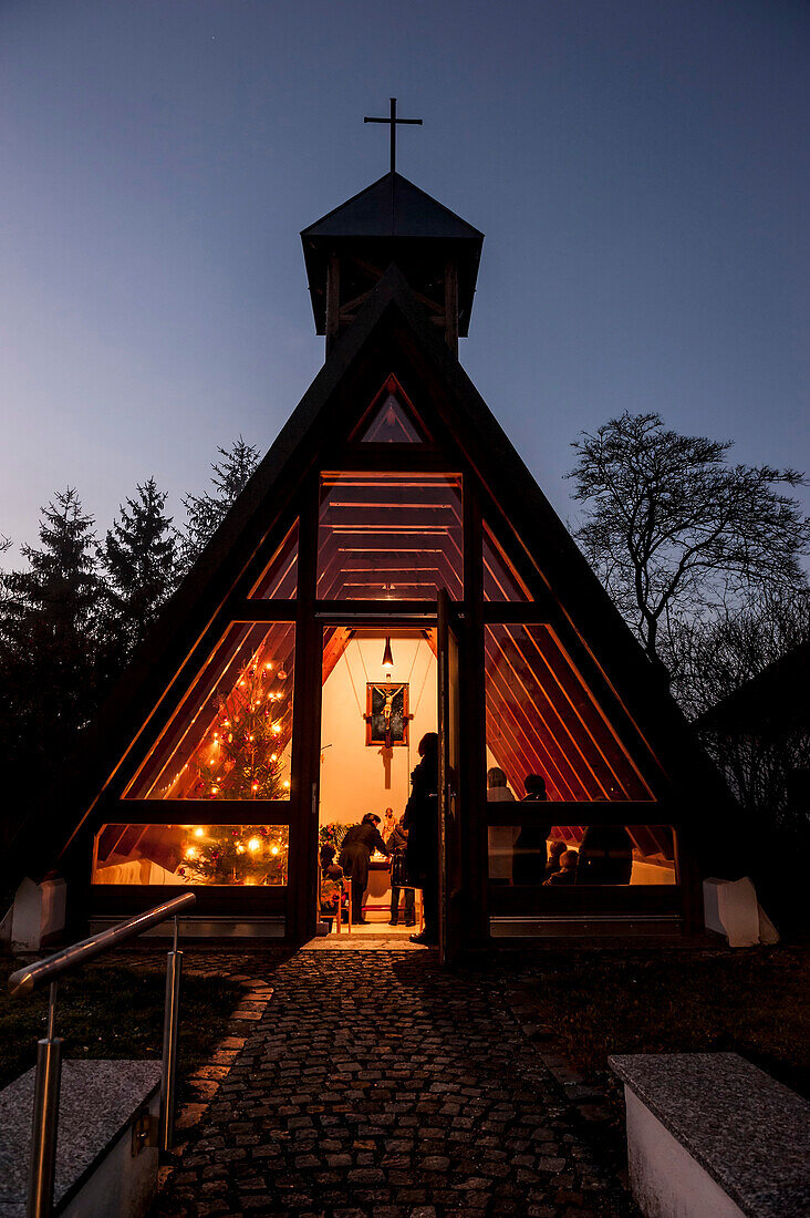 Abendandacht, nächtliche Kapelle, Winter, Frauentragen, katholisches Brauchtum, Weihnachtszeit, christliches Brauchtum, Geisenfeld, Bayern, Deutschland, Europa