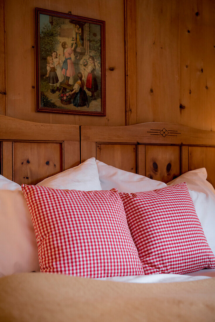 Bett mit rot-weiß karierter Bettwäsche, Schlafzimmer, Winter, Innenaufnahmen, Südtirol, Italien, Alpen, Europa