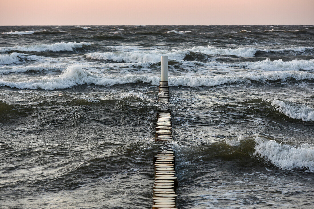 Wellen auf der Ostsee, Kellenhusen, Schleswig Holstein, Deutschland