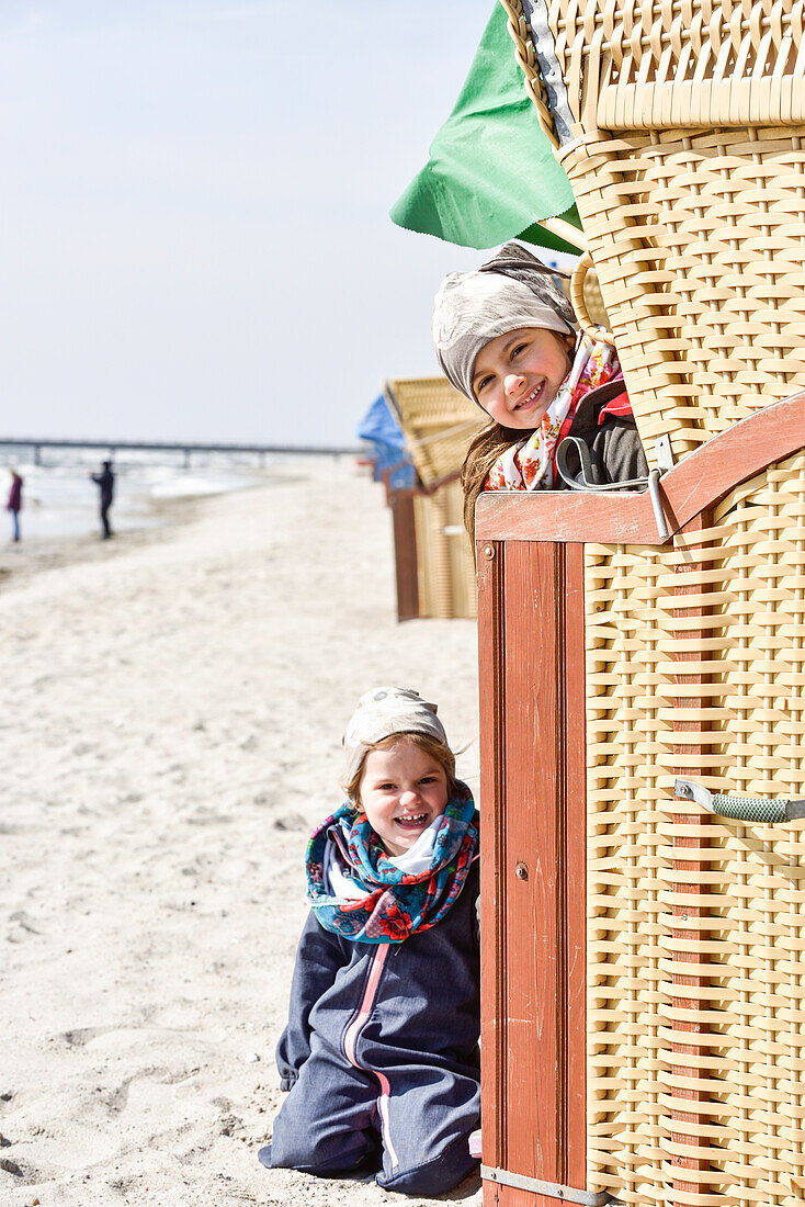 Kinder spielen am Strand im Winter an der Ostsee, Kellenhusen, Schleswig Holstein, Deutschland