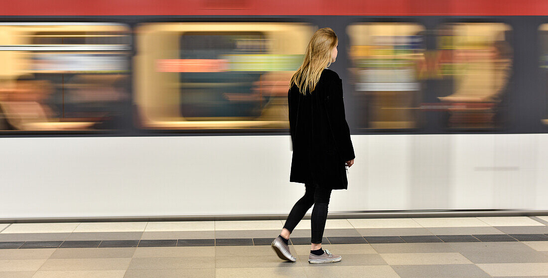 Mädchen in U-Bahnhof, Hamburg, Deutschland
