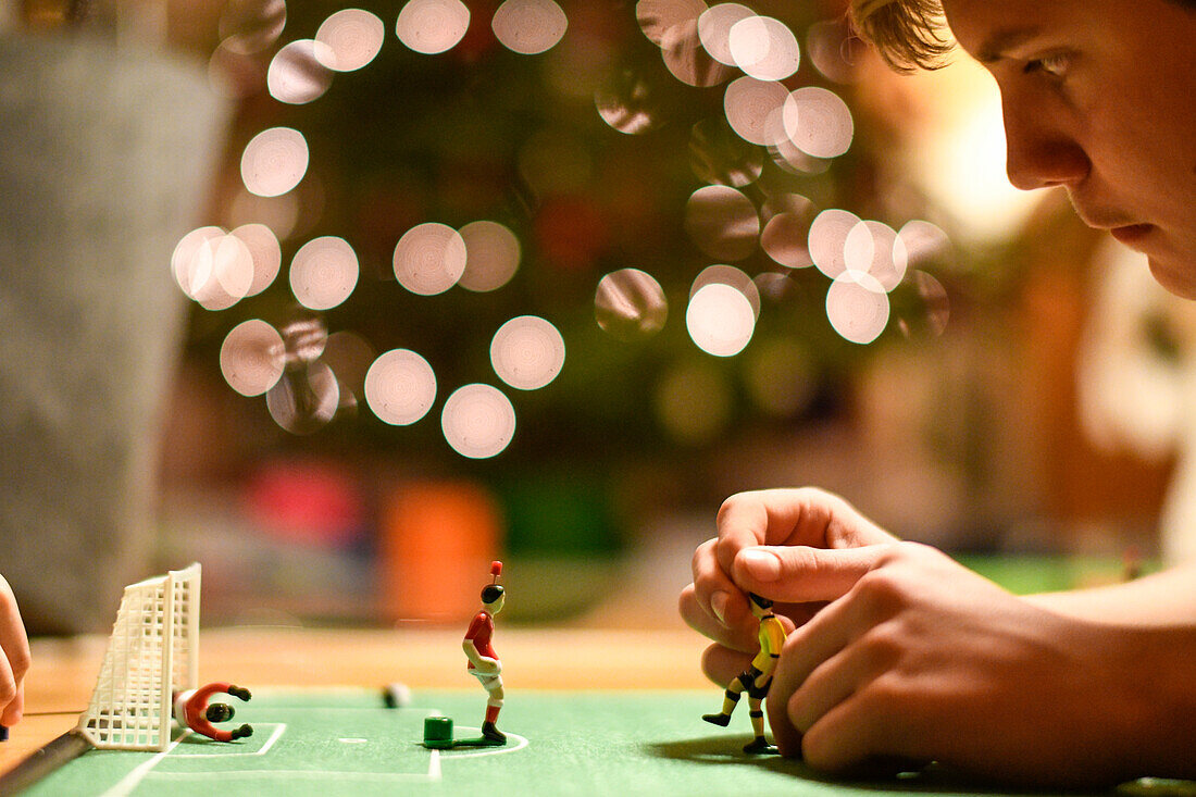 Junge mit Tip Kick Spiel an Weihnachten, Charmey, Schweiz