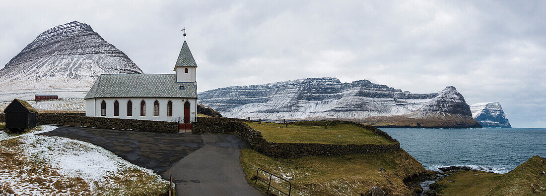 Die Kirche von Vidareidi vor der Fjordlandschaft der Insel Vidoy, Färöer Inseln, Dänemark