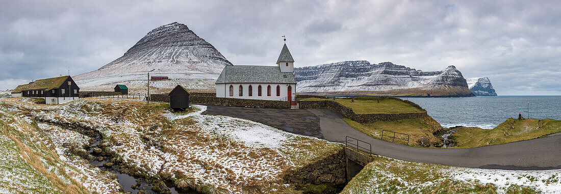 Die Kirche von Vidareidi vor der Fjordlandschaft der Insel Vidoy, Färöer Inseln, Dänemark