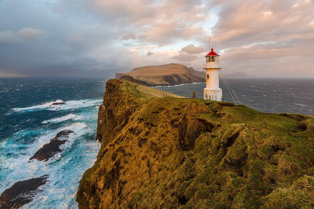 Einsamer Leuchtturm auf der Insel Mykines , Färöer Inseln, Dänemark