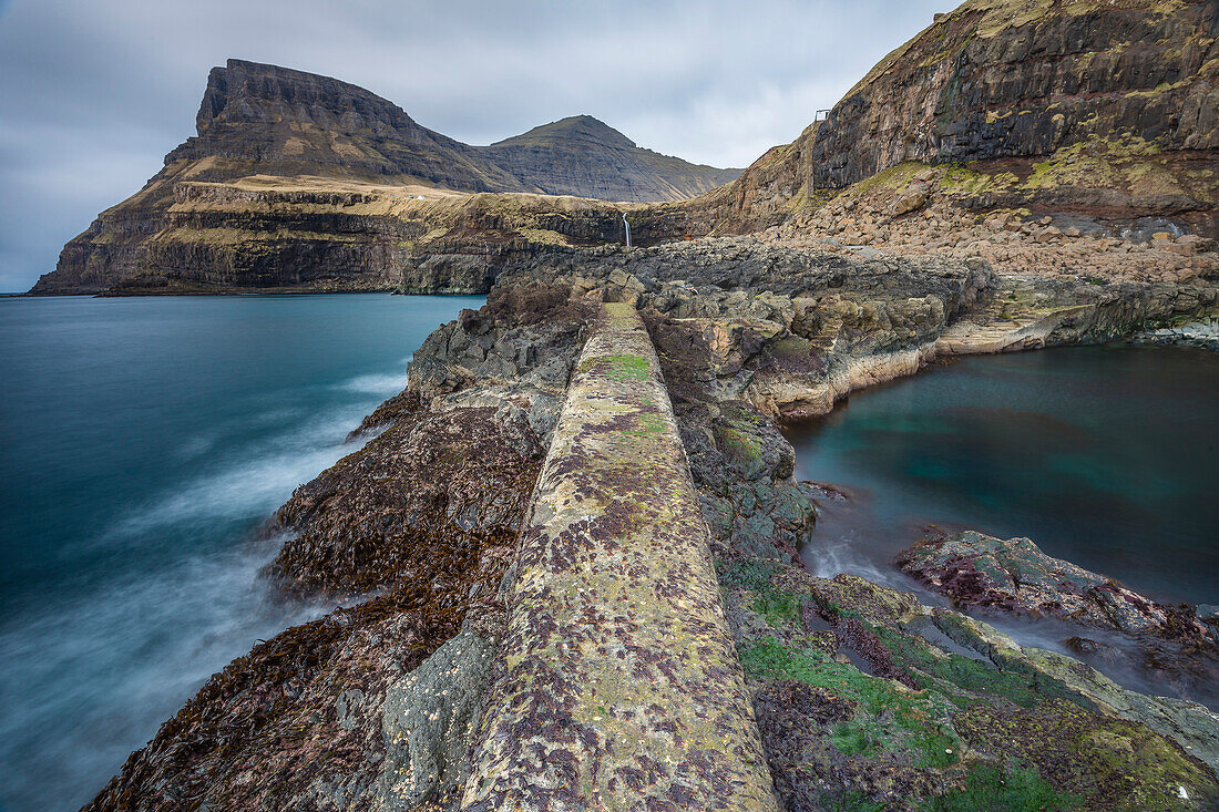 Blick von der alten Kaimauer auf den  Gasadalur Wasserfall, Vagar, Färöer Inseln, Dänemark