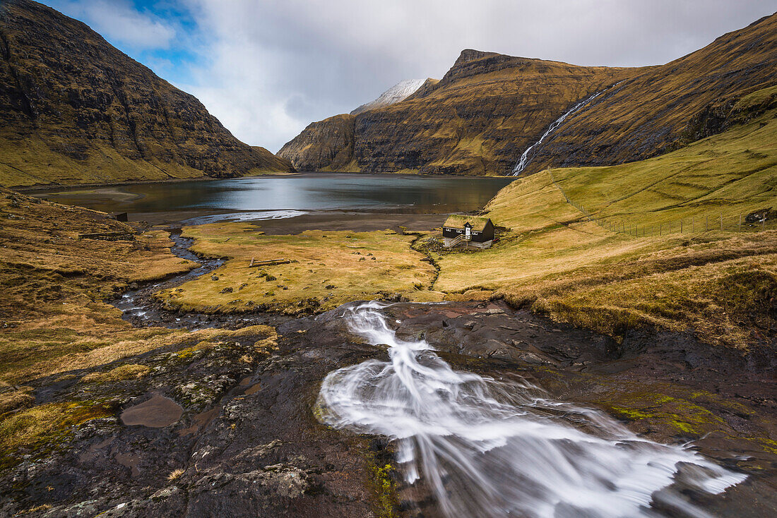 Wasserfall über der Bucht von Saksun, Streymoy, Färöer Inseln, Dänemark