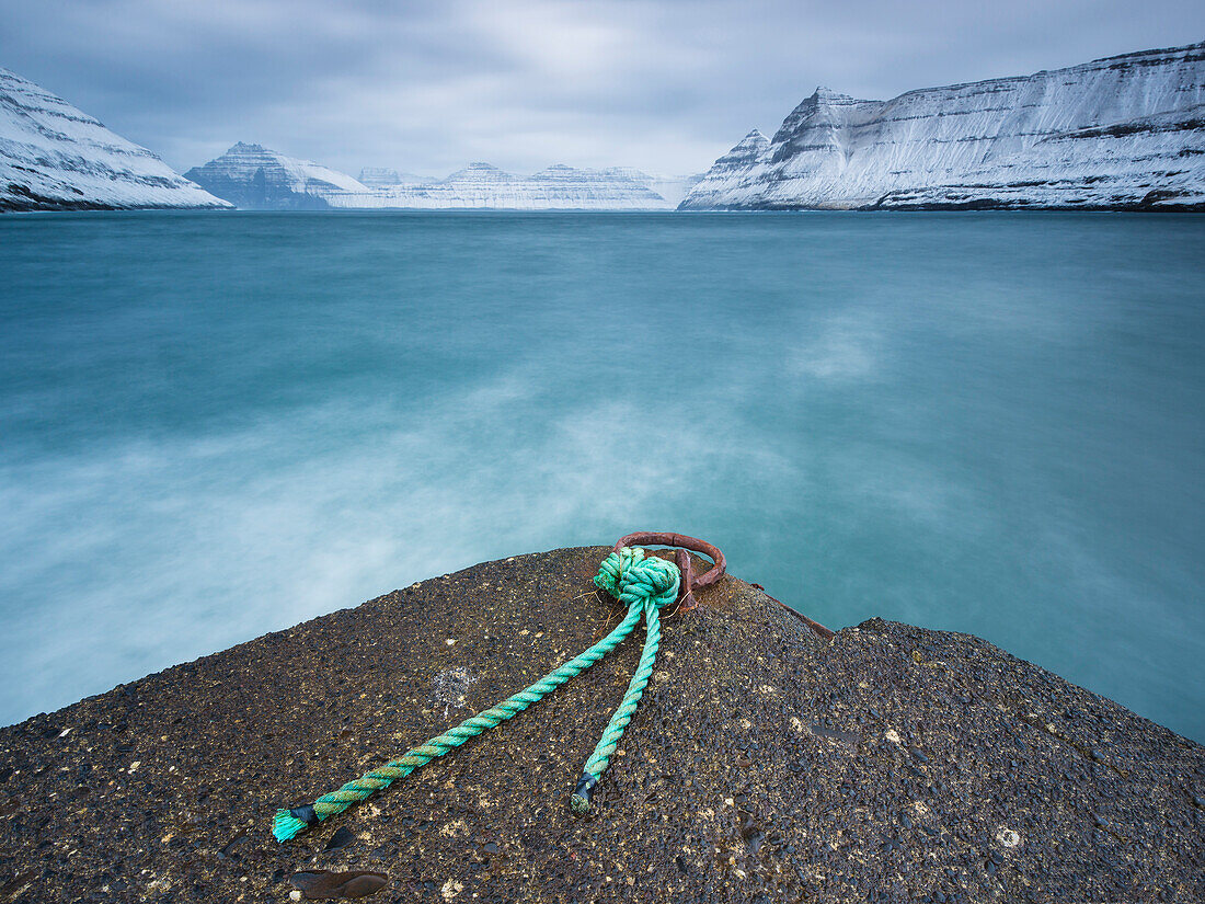 Bootsanleger am Fjord bei Funningur, Eysturoy, Färöer Inseln, Dänemark