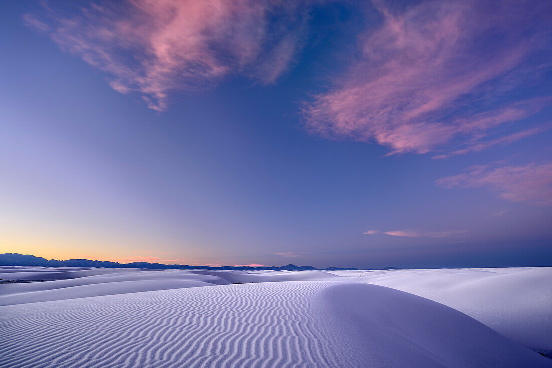 Weiße Sanddünen in der Dämmerung, White Sands National Monument, New Mexico, USA