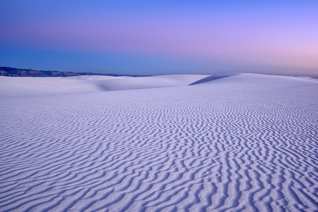 Weiße Sanddünen in der Dämmerung, White Sands National Monument, New Mexico, USA