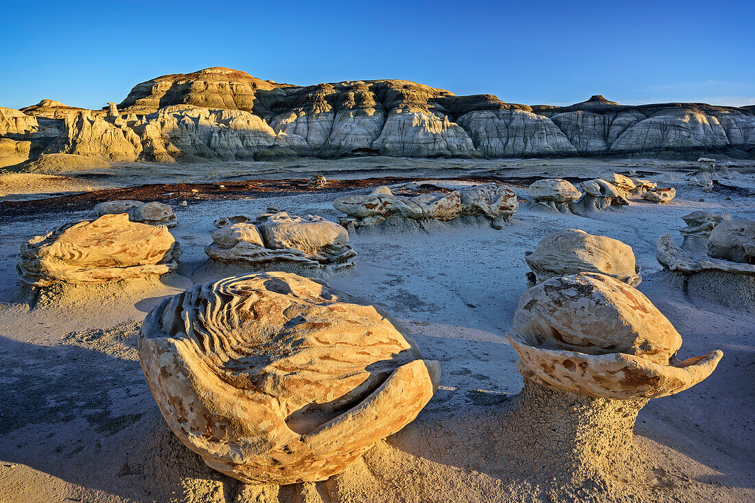 Gebänderte Felseneier aus Sandstein, Bisti Badlands, De-Nah-Zin Wilderness Area, New Mexico, USA