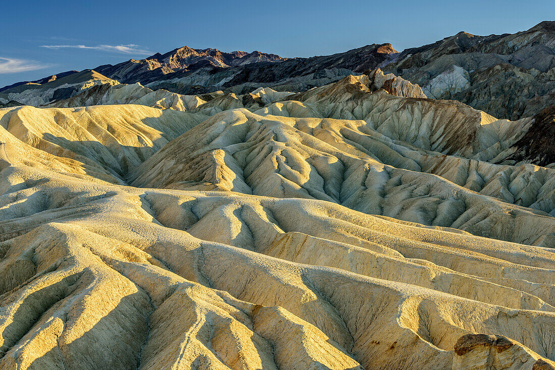 Bunte Erosionslandschaft im Death Valley, Death Valley Nationalpark, Kalifornien, USA