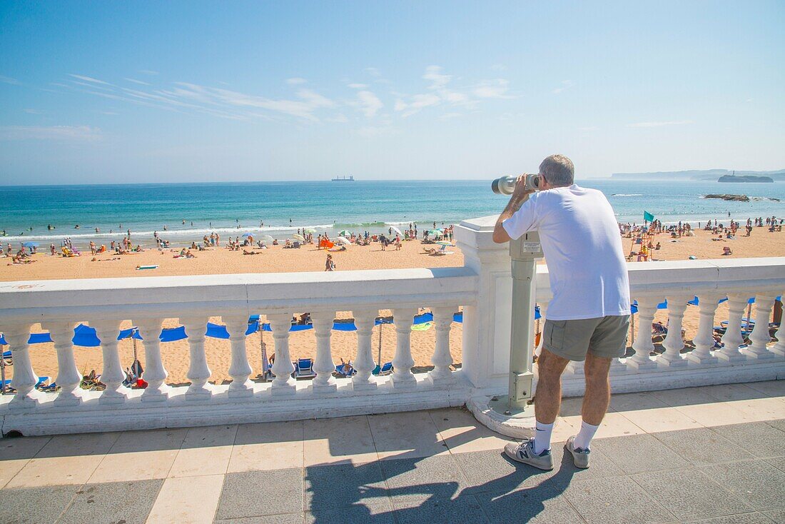 Mann am Aussichtspunkt über dem Strand. El Sardinero, Santander, Spanien.