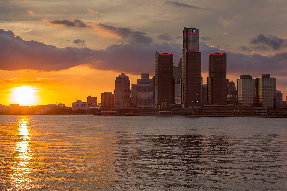 RENAISSANCE CENTER TOWERS DOWNTOWN SKYLINE DETROIT RIVER DETROIT MICHIGAN USA.