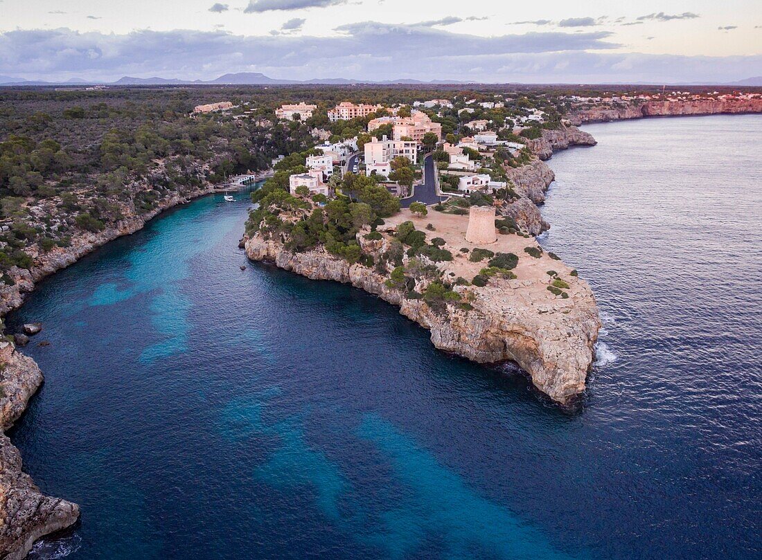 Turm von Cala Pi, sechzehntes Jahrhundert, diente zur Verteidigung des Eingangs zur Bucht, Cala Pi, Mallorca, Balearen, Spanien, Europa