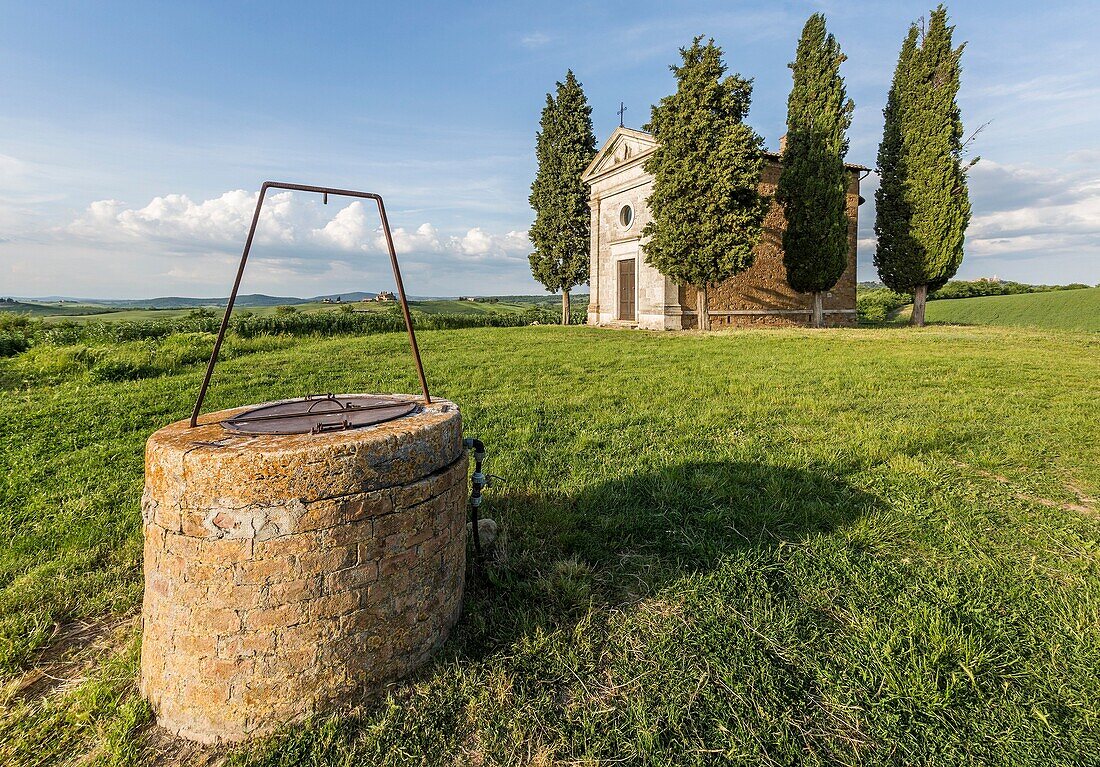 Madonna di Vitaleta chapel and its well, San Quirico d'Orcia. Orcia Valley, Siena district, Tuscany, Italy.