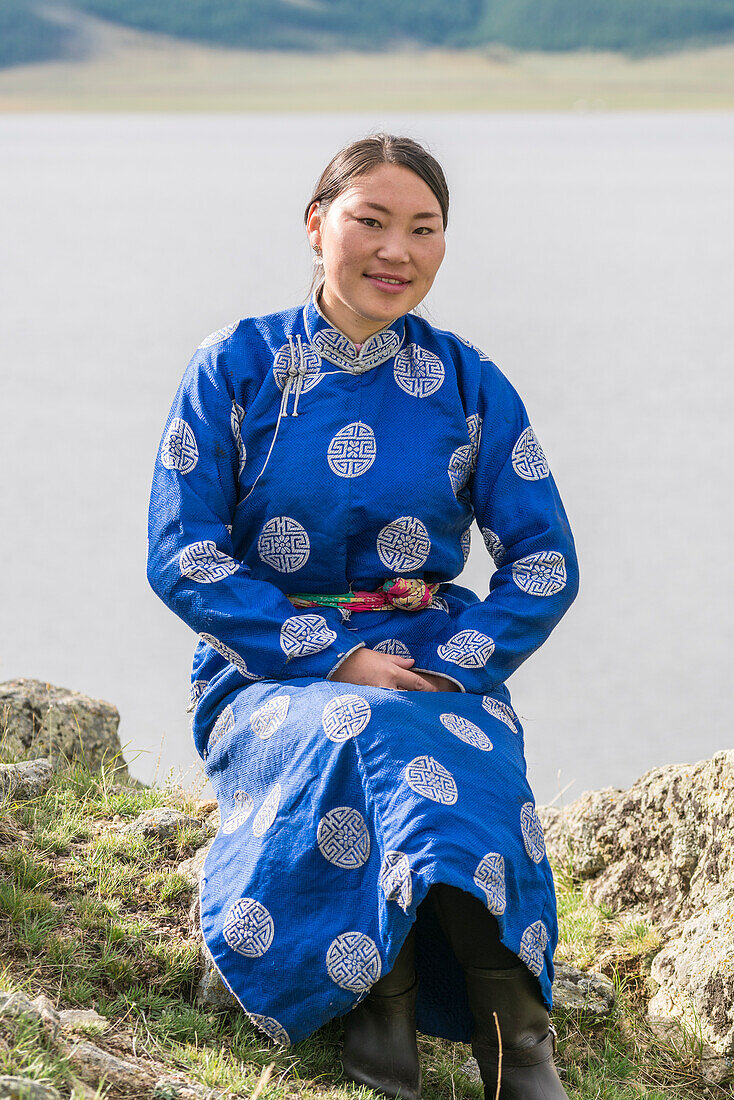 Mongolian woman and White Lake in the background. Tariat district, North Hangay province, Mongolia.