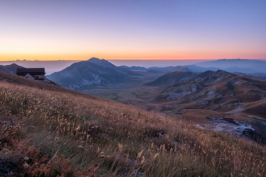 Italy, Abruzzo, Gran Sasso e Monti della Laga National Park, Duca degli Abruzzi mountain hut and plateau Campo Imperatore at sunrise