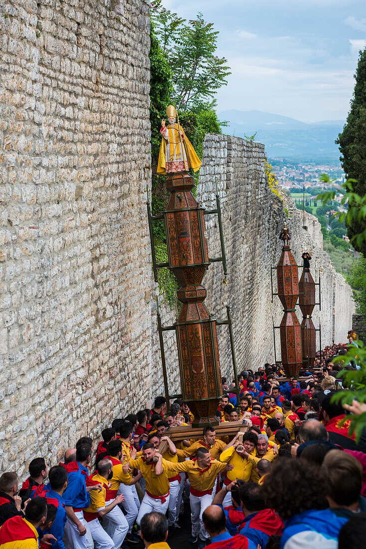 Italy, Umbria, Gubbio, Ceri Festival, Race of Ceri in the town