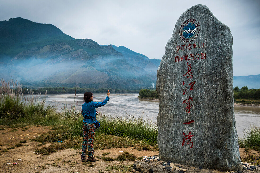 Tourist at First Bend of the Yangtze River at Shigu, Lijiang, Yunnan Province, China, Asia, Asian, East Asia, Far East