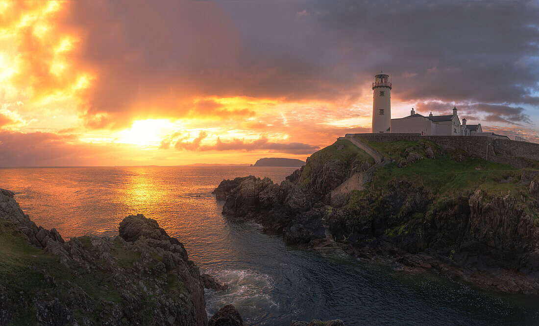 Fanad Head (Fánaid) lighthouse, County Donegal, Ulster region, Ireland, Europe. Sunrise at Fanad Head Lighthouse