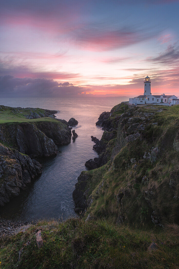 Fanad Head (Fánaid) lighthouse, County Donegal, Ulster region, Ireland, Europe. Pink sunset at Fanad Head