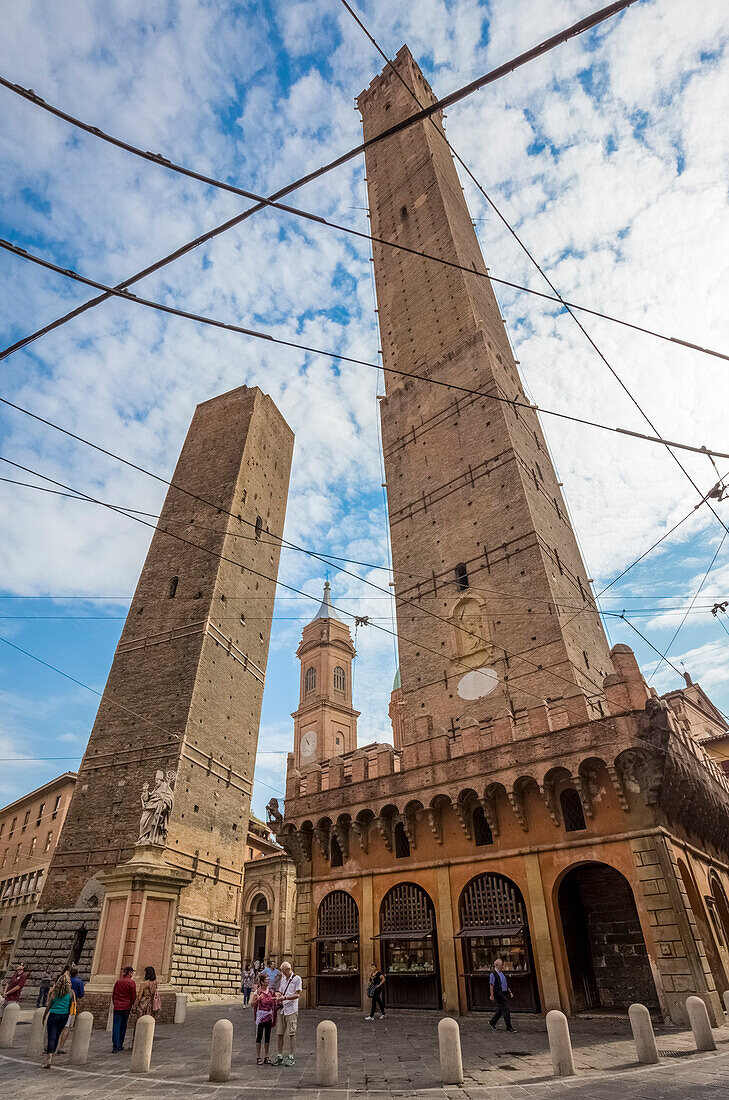 View of the Torre degli Asinelli and Torre della Garisenda from Piazza di Porta Ravegnana square, Bologna, Emilia Romagna, Italy