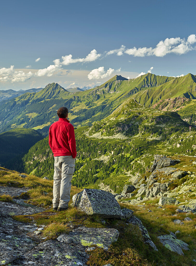 Wanderer, Blick vom Sprengkogel, Kitzsteinhorn, Glockner Gruppe, Hohe Tauern Nationalpark, Salzburg, Österreich