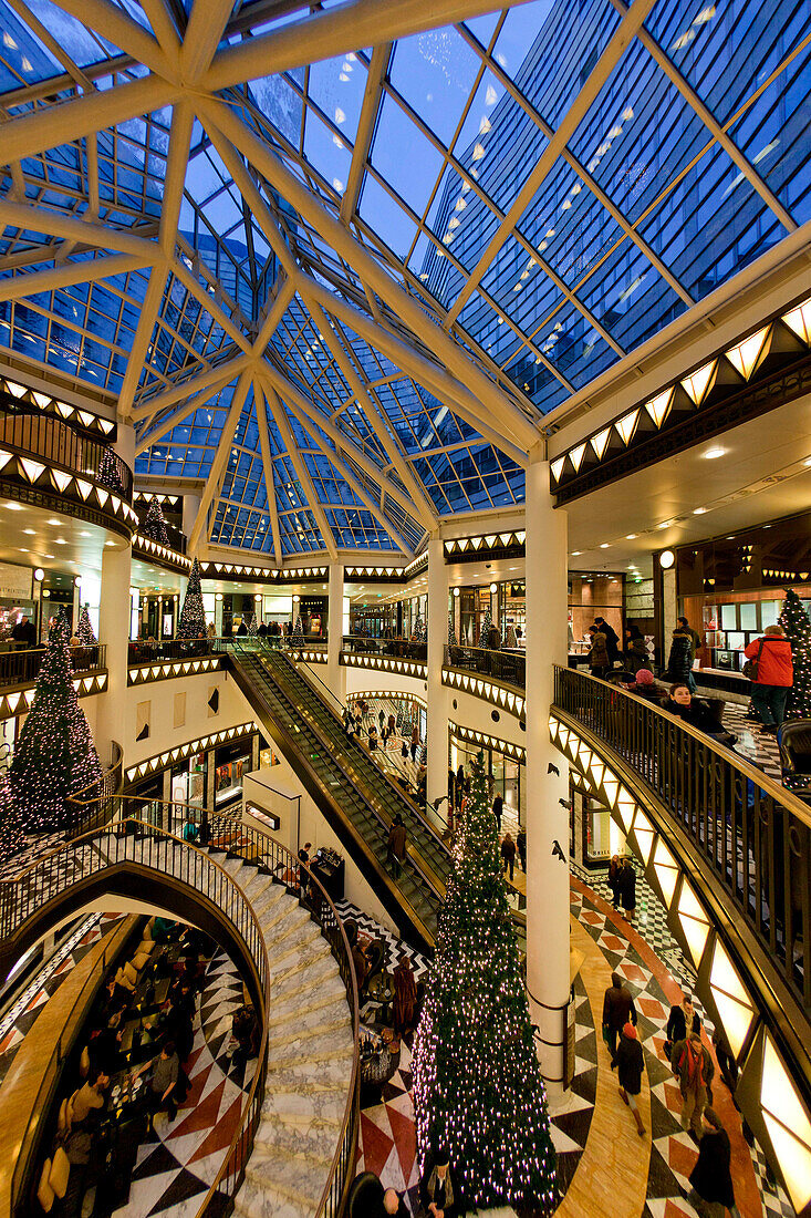 luxery shopping passage, architecture by pei,cobb&partner new york 1992 - 1996 ,Atrium with christmas tree, building for office business and residence, prada dolce & gabana gucci brioni yves saint laurent, fashion