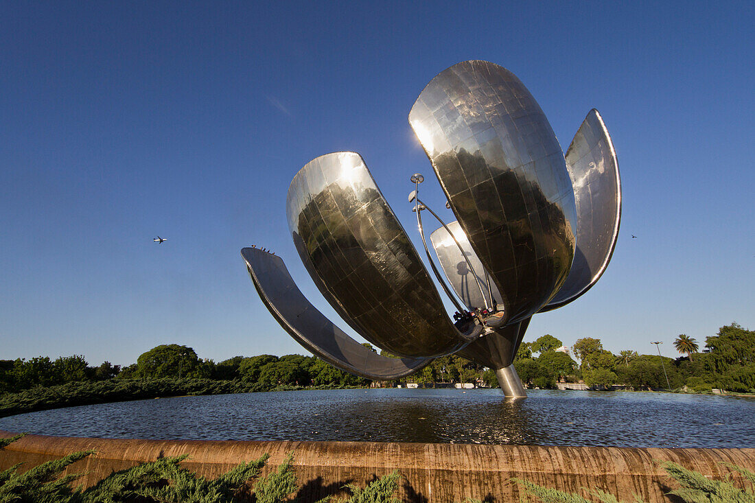 Skultur von Eduardo Ctalano, Metall Blume, Ploralis Generica,  Buenos Aires, Argentinien