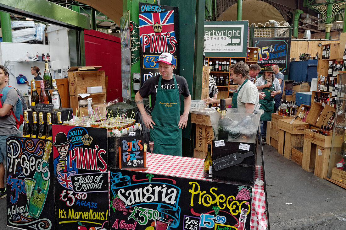 Boroughs market, market stall with alcehol, Sangria, Prosecco, wine, London, UK