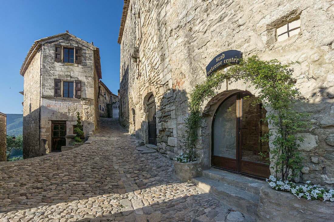 France, Vaucluse, Luberon, Alleyway in perched village of Lacoste