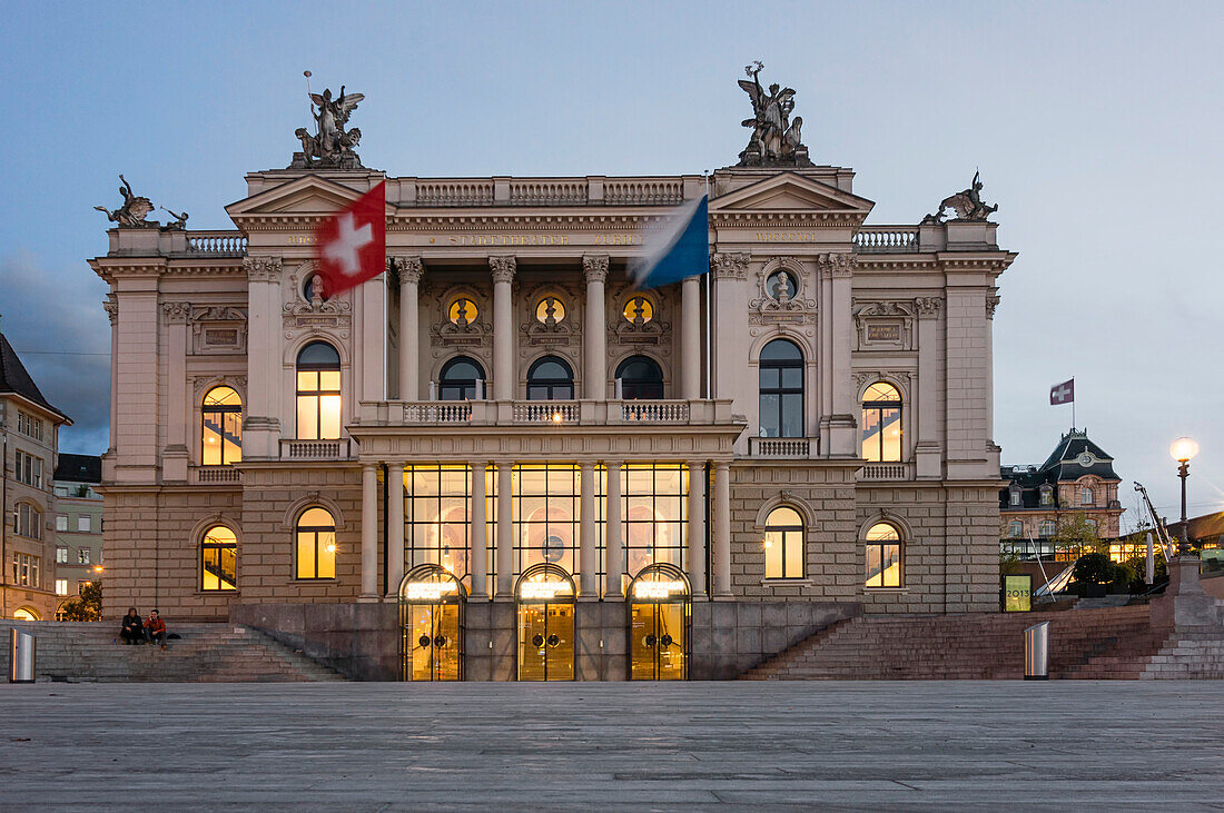 Opernhaus Zuerich , Sechselaeutenplatz, Zuerich, Schweiz