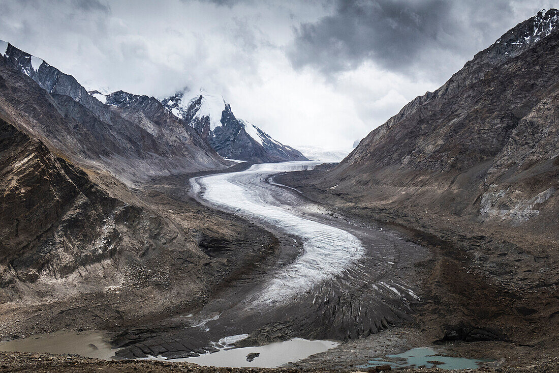 Dropping down from Penzi La, looking at the glacial moraine that feeds into the Stod River, one of the tributaries of the Zanskar River, Ladakh, India, Himalayas, Asia