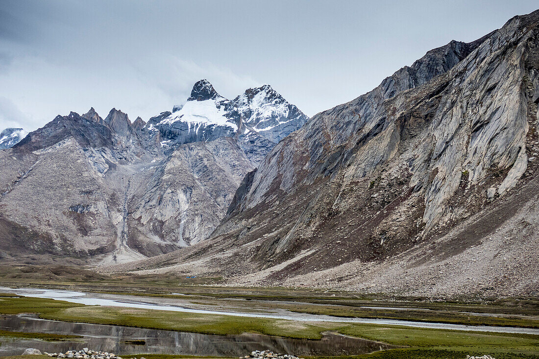 On the way to Kargil beside the gorgeous north flowing Suru River, Ladakh, India, Himalayas, Asia