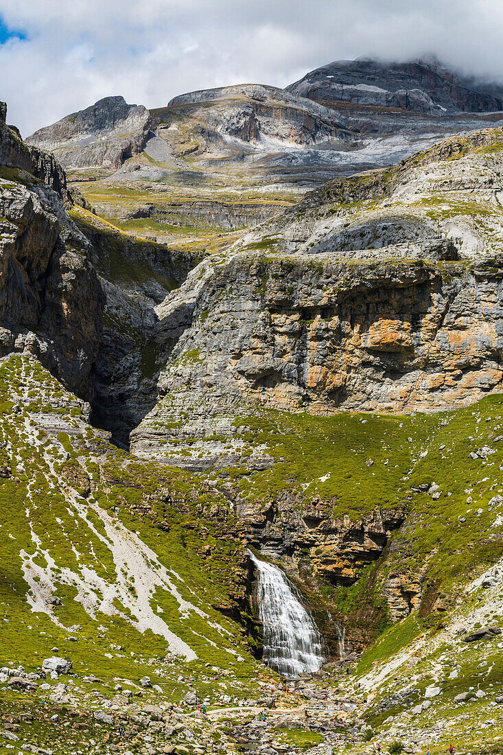 Cola de Caballo waterfall below Monte Perdido at the head of the Ordesa Valley, Ordesa National Park, Pyrenees, Aragon, Spain, Europe