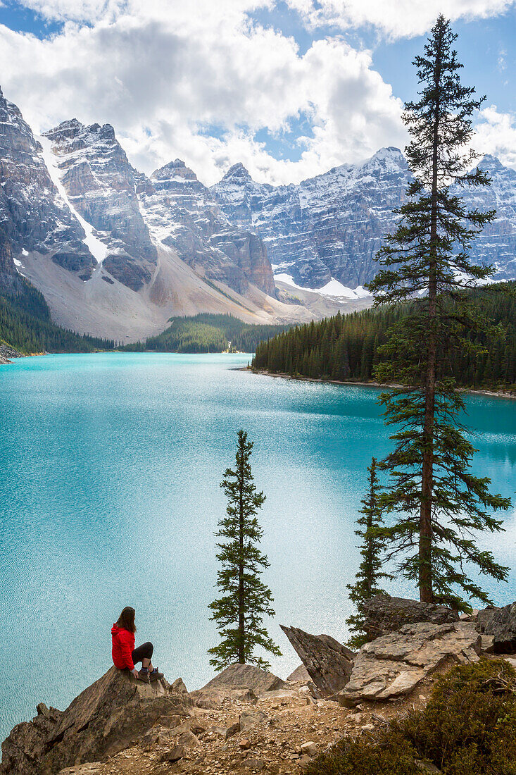 Lone traveller at Moraine Lake and the Valley of the Ten Peaks, Banff National Park, UNESCO World Heritage Site, Canadian Rockies, Alberta, Canada, North America
