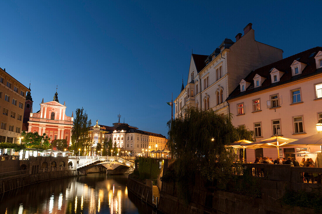 Franciscan Church of the Annunciation and Triple Bridge over the Ljubljanica River at dusk, Ljubljana, Slovenia, Europe