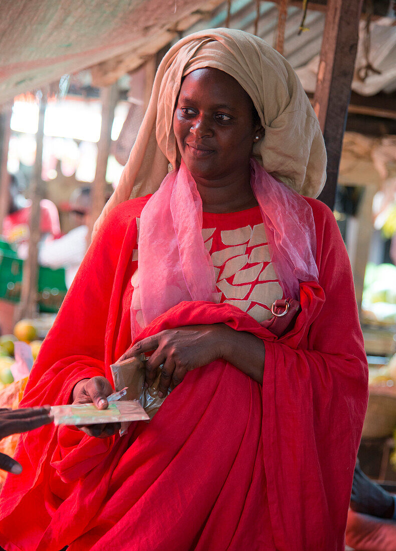 A colourfully dressed woman in the market in Stone Town, Zanzibar, Tanzania, East Africa, Africa