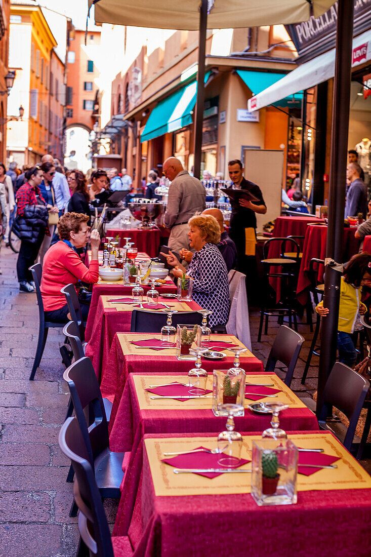 Straßen Café in Bologna, Emilia Romania, Italien, Europa