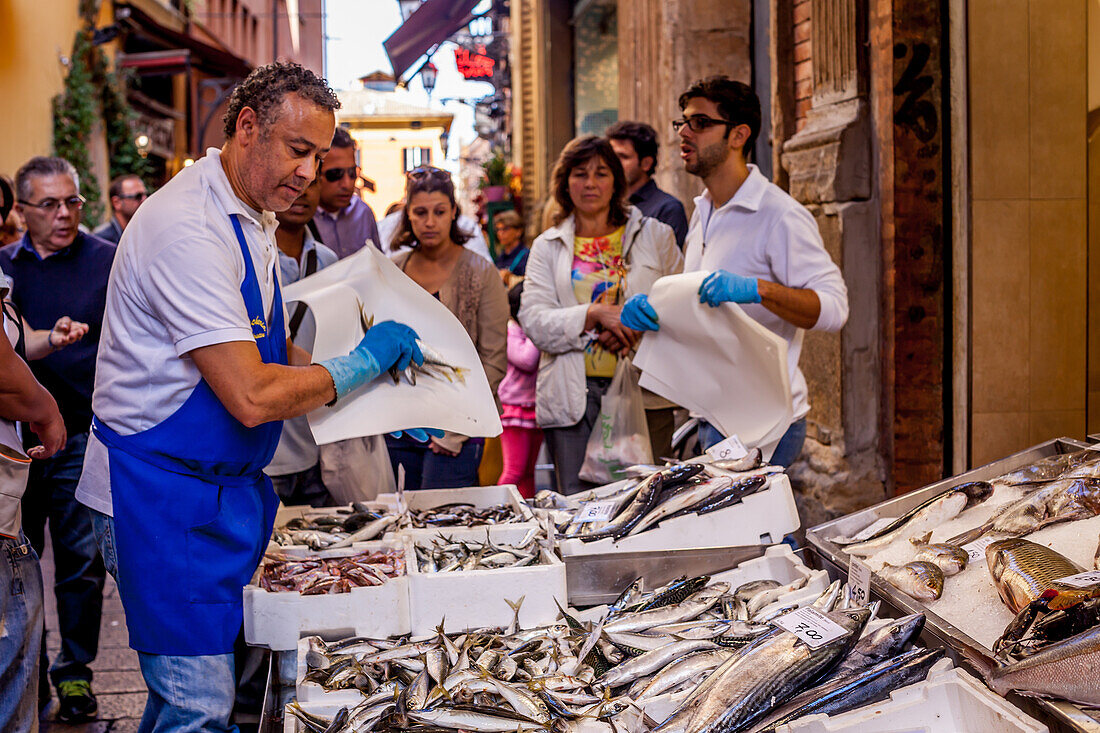 Fischladen in der Altstadt von Bologna, Via Drapperie, Bologna, Emilia Romania, Italien, Europa