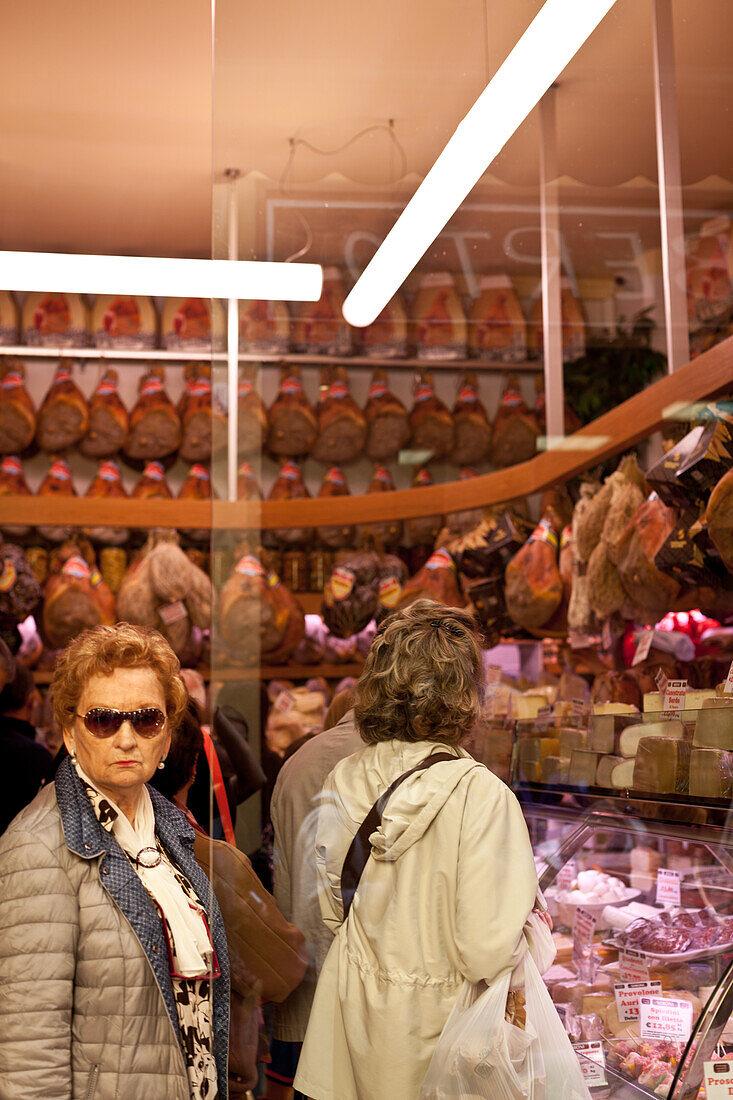 Die berühmte Simoni Metzgerei in der Via Drapperie Straße in Bologna, Altstadt, Emilia Romania, Italien, Europa
