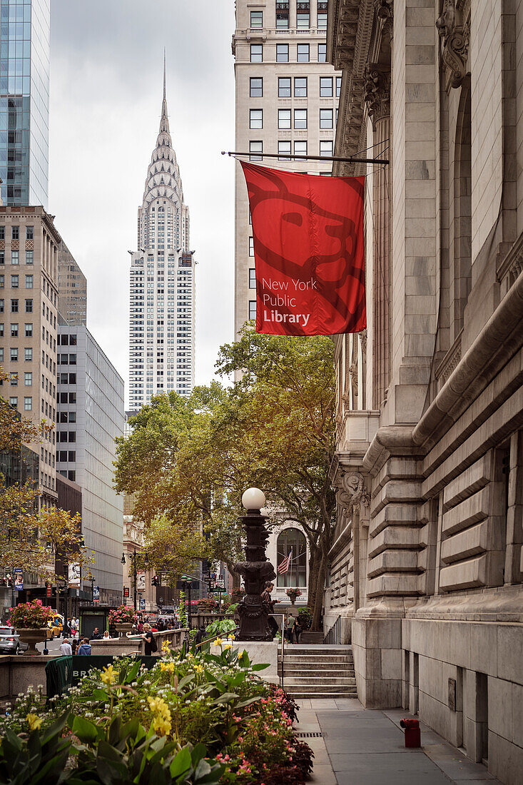 Blick zum Chrysler Building und der Bibliothek, Manhattan, New York City, Vereinigte Staaten von Amerika, USA, Nordamerika