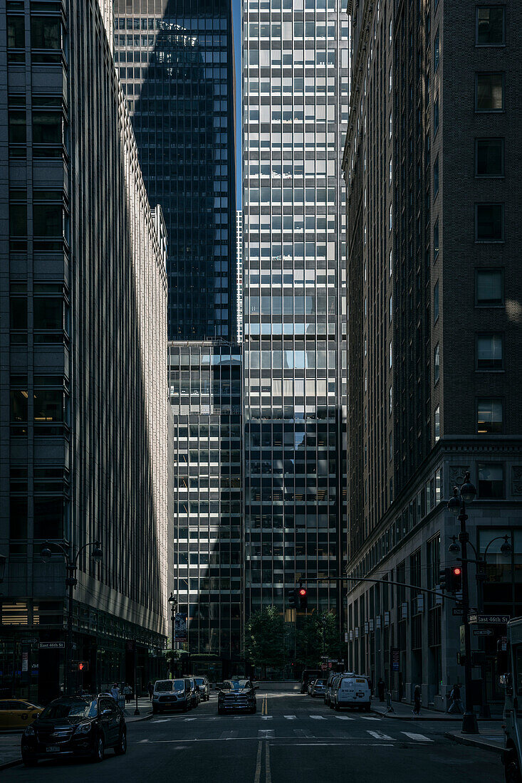 Licht und Schatten in Häuserschlucht, Manhattan, New York City, Vereinigte Staaten von Amerika, USA, Nordamerika