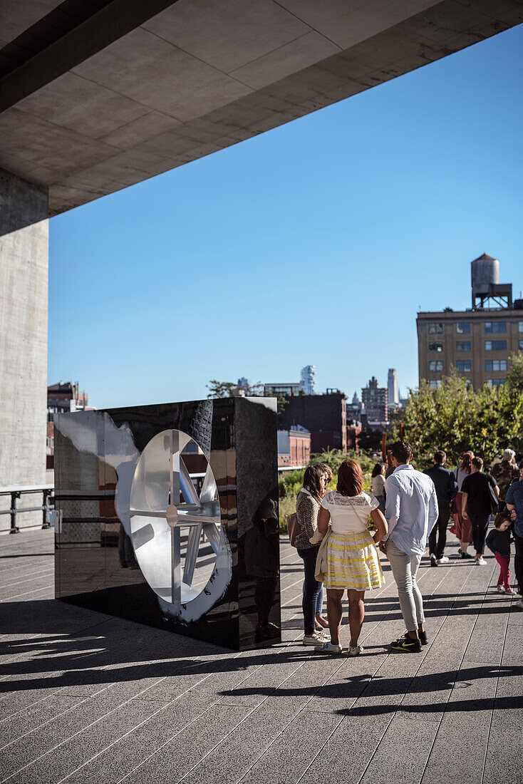 Menschen stehen neben Skulptur auf dem High Line Park, Manhattan, New York City, Vereinigte Staaten von Amerika, USA, Nordamerika