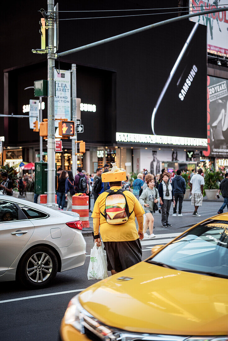 Mann mit Käse auf dem Kopf und Burger Rucksack, Times Square, Manhattan, New York City, Vereinigte Staaten von Amerika, USA, Nordamerika
