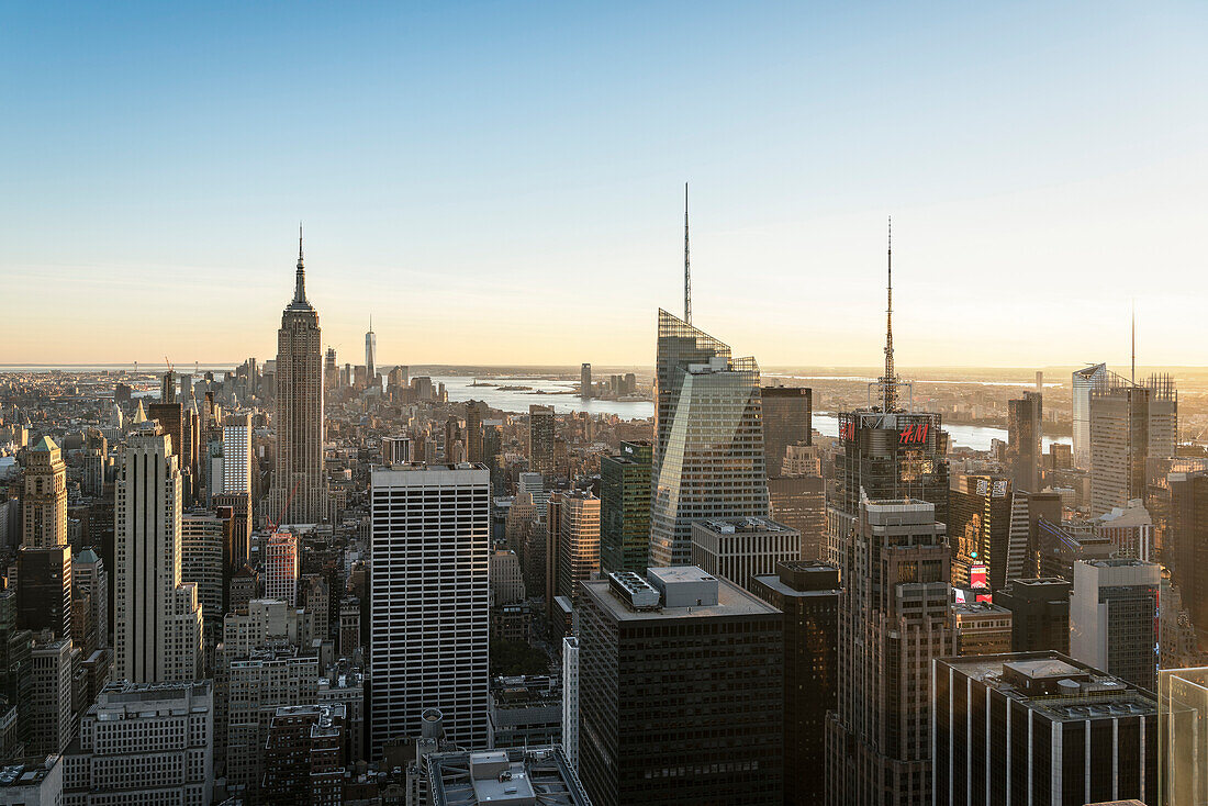 Top of the Rock Ausblick zum Empire State Building, ONE World Trade Center, Times Square und Liberty Island, Rockefeller Center, Manhattan, New York City, Vereinigte Staaten von Amerika, USA, Nordamerika